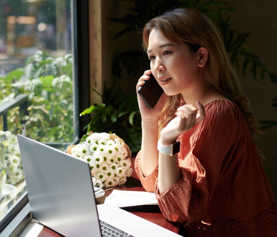 RYT500コースについて電話問い合わせをする女性