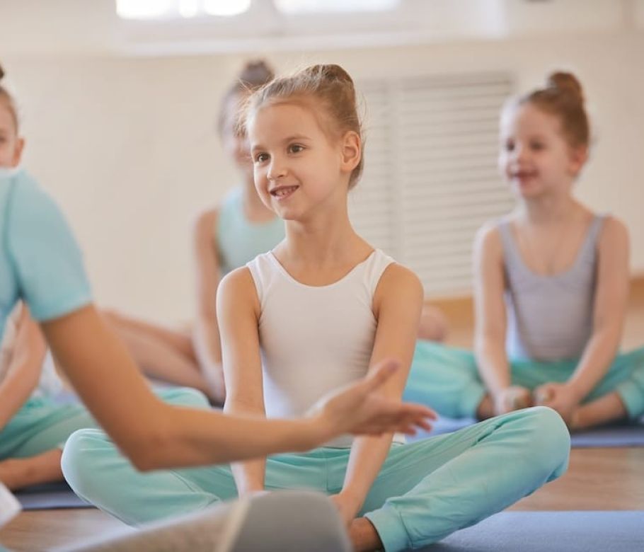 マタニティーヨガをする女性