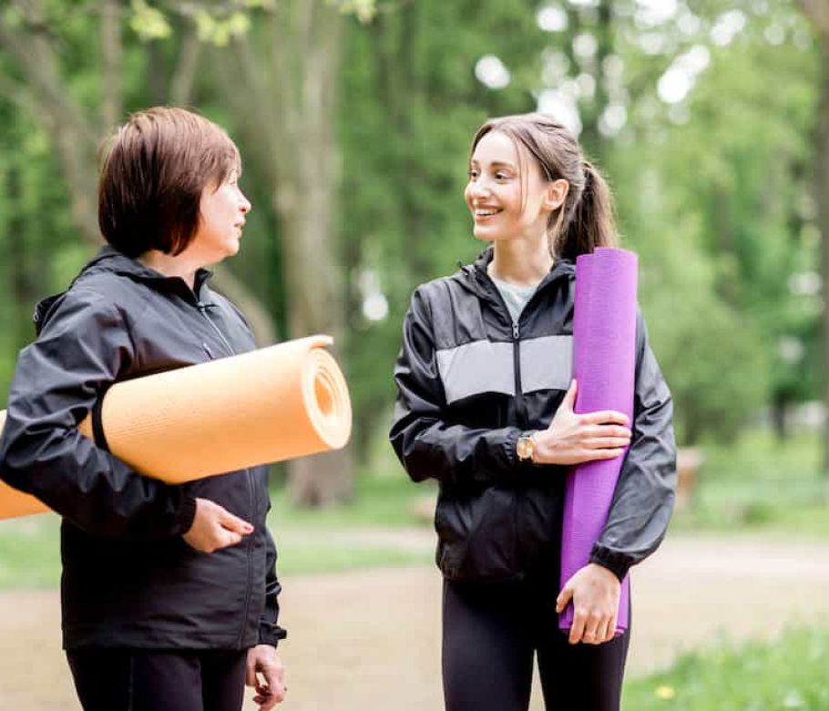 RYT200の噂話をする女性