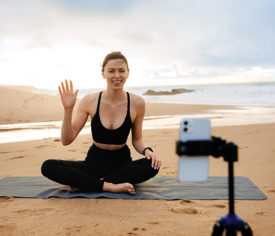 オンラインでRYT500ヨガインストラクターになる女性