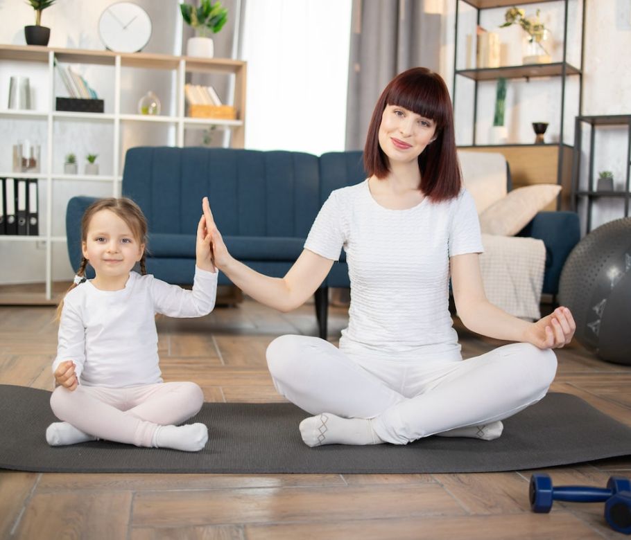 キッズヨガをする親子