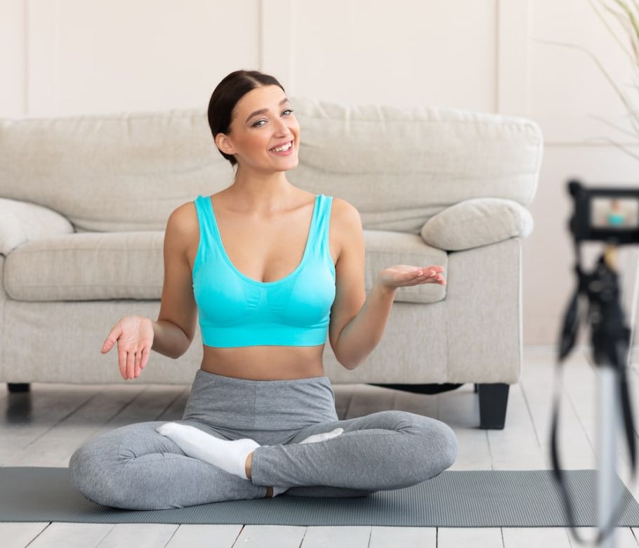 オンラインでRPYTヨガインストラクター資格を取る女性