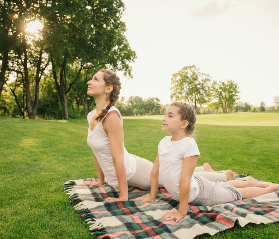 キッズヨガをする親子