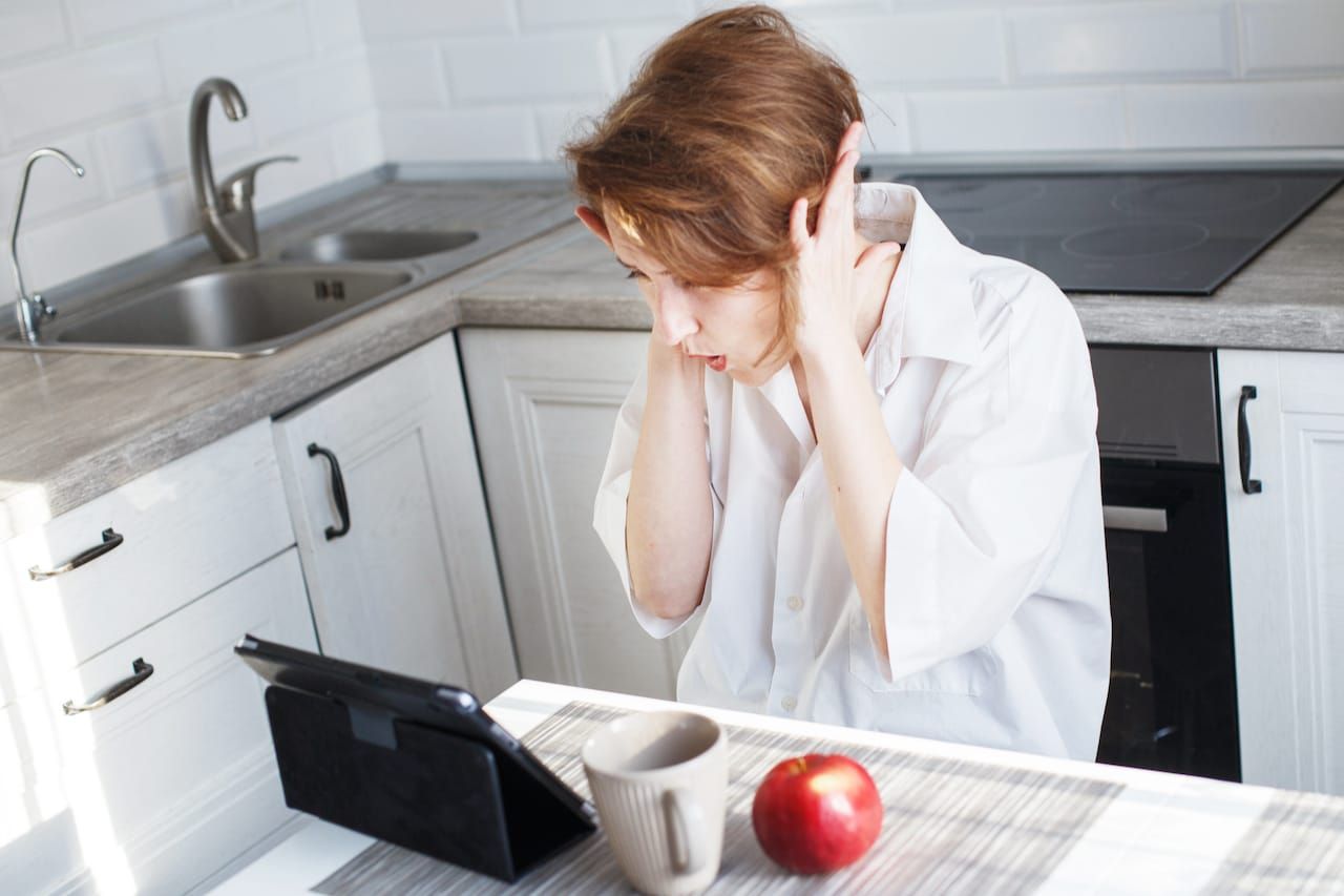 アフィリエイトサイトに驚く女性